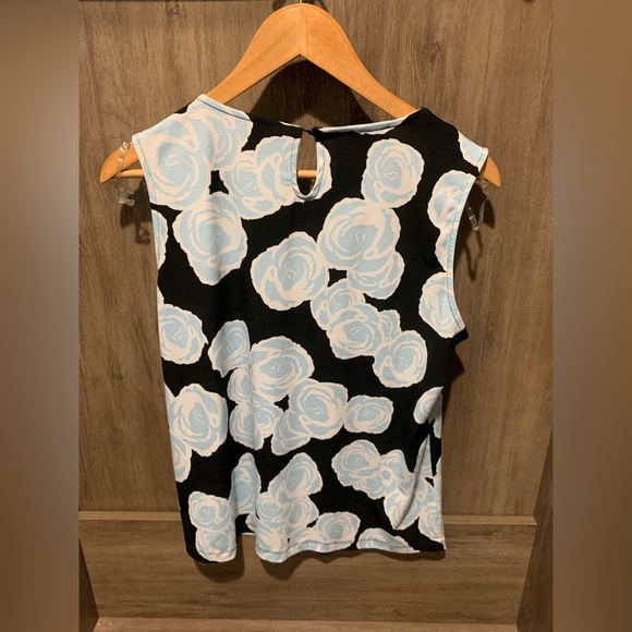 SIZE LARGE Jones New York® Blue & Black Floral Sleeveless Pleat-Neck Blouse - Picture 6 of 6